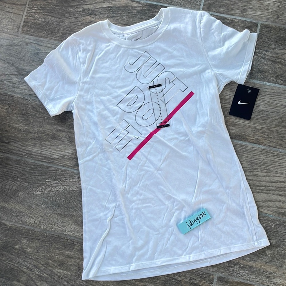 Nike Women’s Graphic T-shirt - Picture 1 of 3